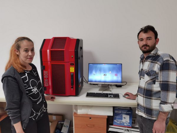 er biyoteknoloji, er biyotek, erbiyotek, gen-box, genbox, imager, western blot, imager fx, imager Cfx, imagER, imager eyes, jel görüntüleme sistemi, gel imager, imagER CFx mini, gen-box imager fx mini, Biyoteknoloji, Biotechnology, ER Biyotek, ER Biotech, biyo-görüntüleme, UV görüntüleme, kemilüminesan görüntüleme, floresan görüntüleme, uv görüntüleme, agaroz jel görüntüleme, western blot, ECL, ECL Plus, chemi imager, kemilüminesans görüntüleme, yerli üretim, UV lamba, 302nm lamba, 365nm lamba, 254nm lamba, transilüminatör, moleküler biyoloji ve genetik bölümü, Türkiye, Turkey, made in Turkey, yerli üretim, yerli ve milli